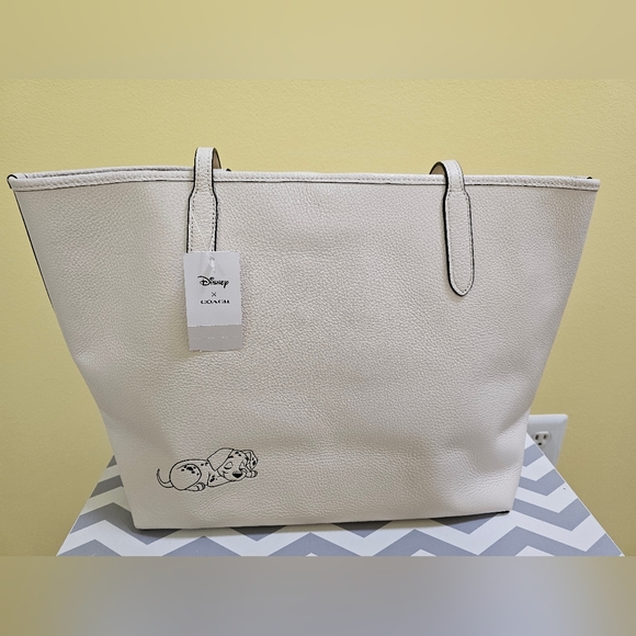 Disney X Coach City Tote Cruella Motif - Picture 4 of 17